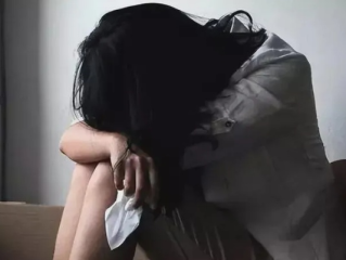 爱与自由的悲剧，女大学生因恋爱被家人送入戒网瘾学校
